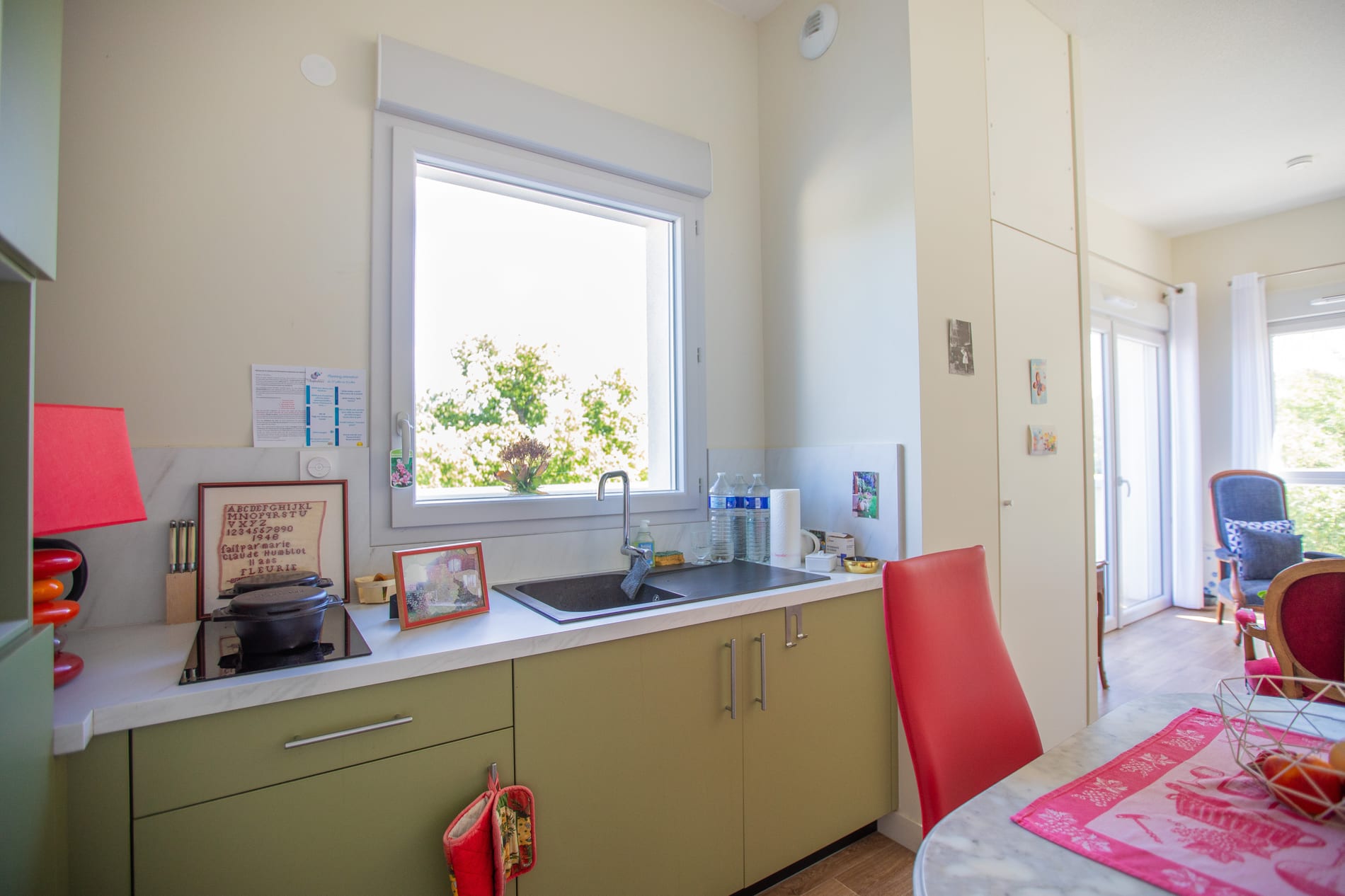 Cuisine équipée avec réfrigérateur, plaque de cuisson et rangements dans un appartement des Chaptalines