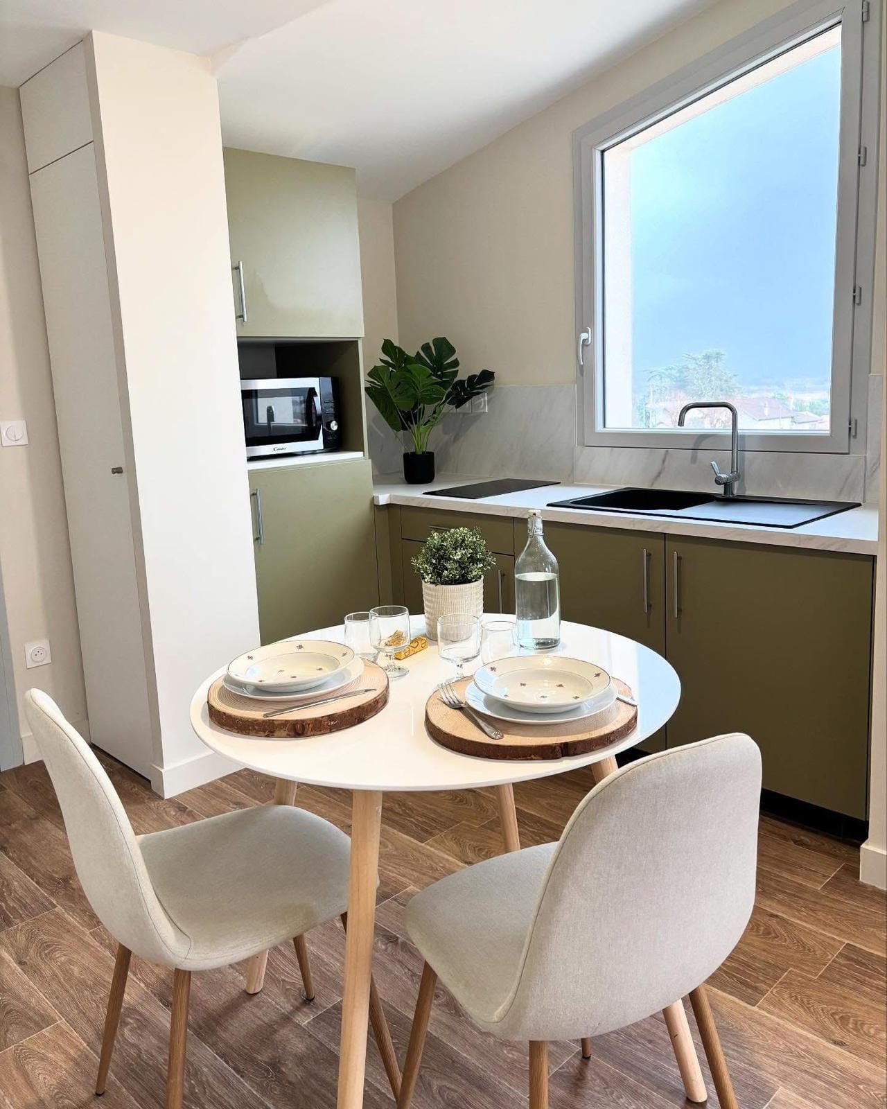 Cuisine et espace repas d’un appartement T2