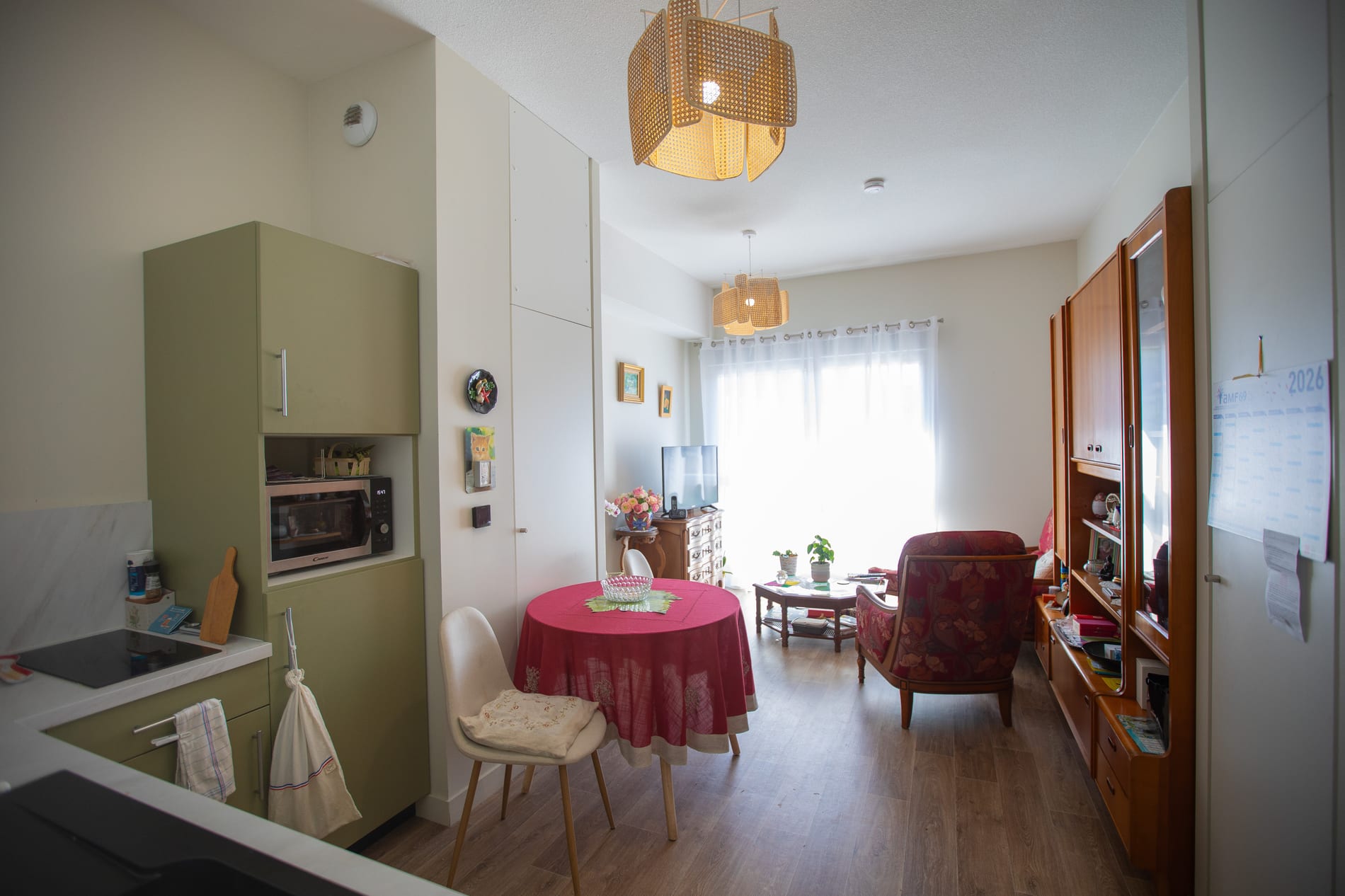 Cuisine aménagée et séjour lumineux dans un appartement meublé des Chaptalines