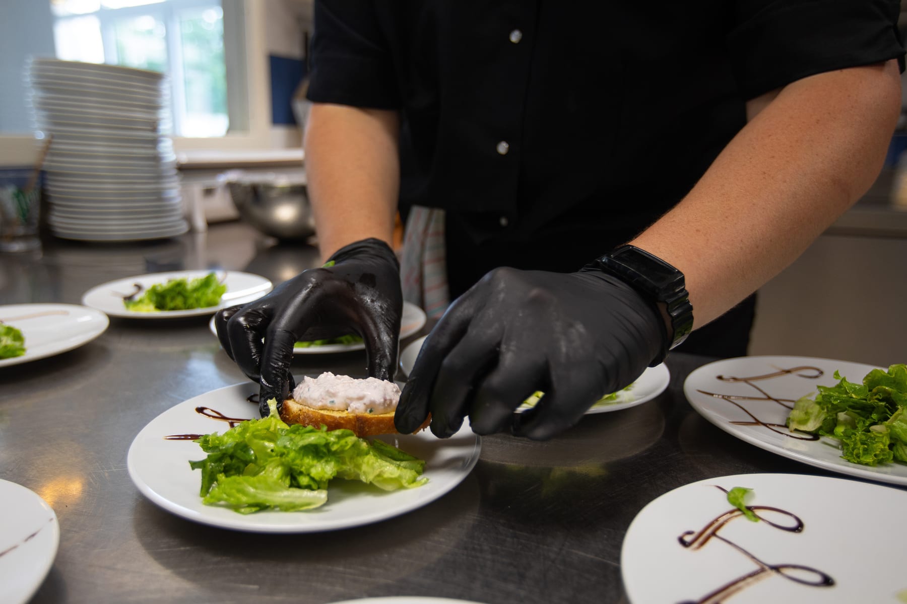 Préparation en cuisine au restaurant Chez Cladie