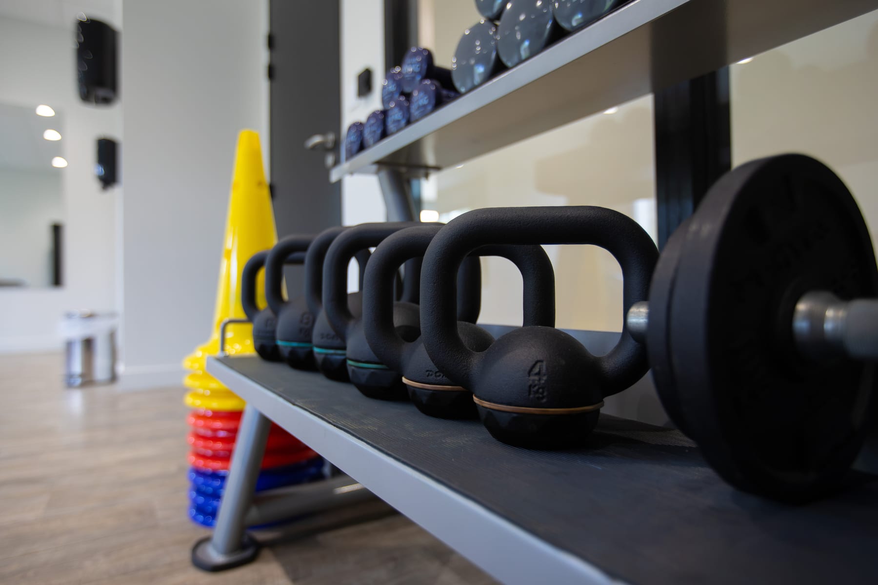 Kettlebells, cônes et ballons dans la salle de sport des Chaptalines