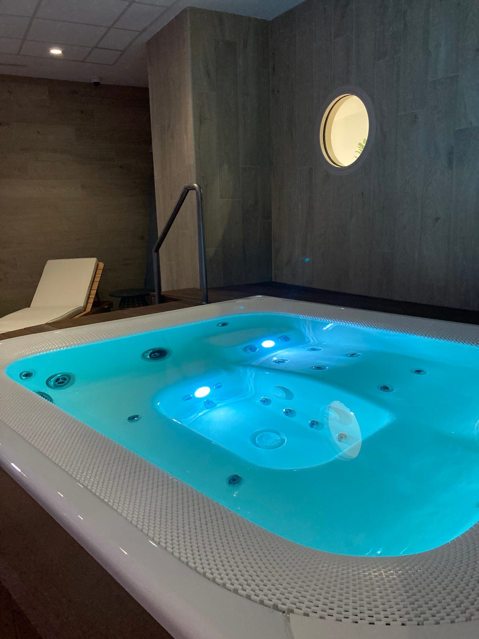 Jacuzzi à débordement chauffé à 36 °C aux Chaptalines